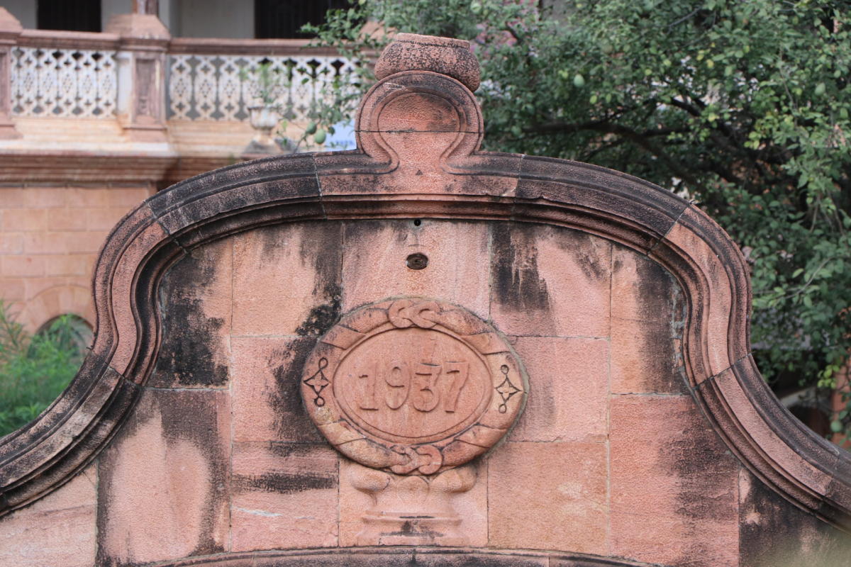 ಬಾಗಲಕೋಟೆ ಪಿಂಕ್ ಪ್ಯಾಲೇಸ್‌ ನಿರ್ಮಾಣದ ವರ್ಷದ ಹೆಗ್ಗುರುತು