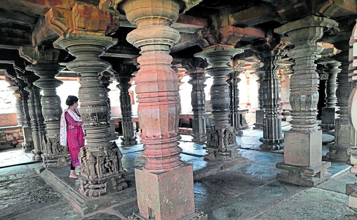 –ದೇವಾಲಯದೊಳಗಿರುವ ಆಕರ್ಷಕ ಕೆತ್ತನೆಯ ಕಂಬಗಳು