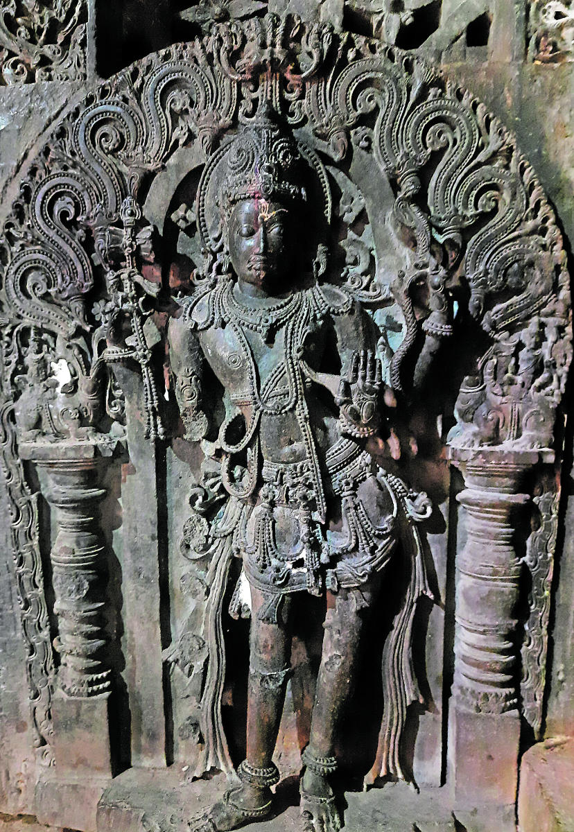 –ದೇವಾಲಯದ ಹೊರಾಂಗಣದಲ್ಲಿ ಮಿಥುನ ಶಿಲ್ಪಗಳು