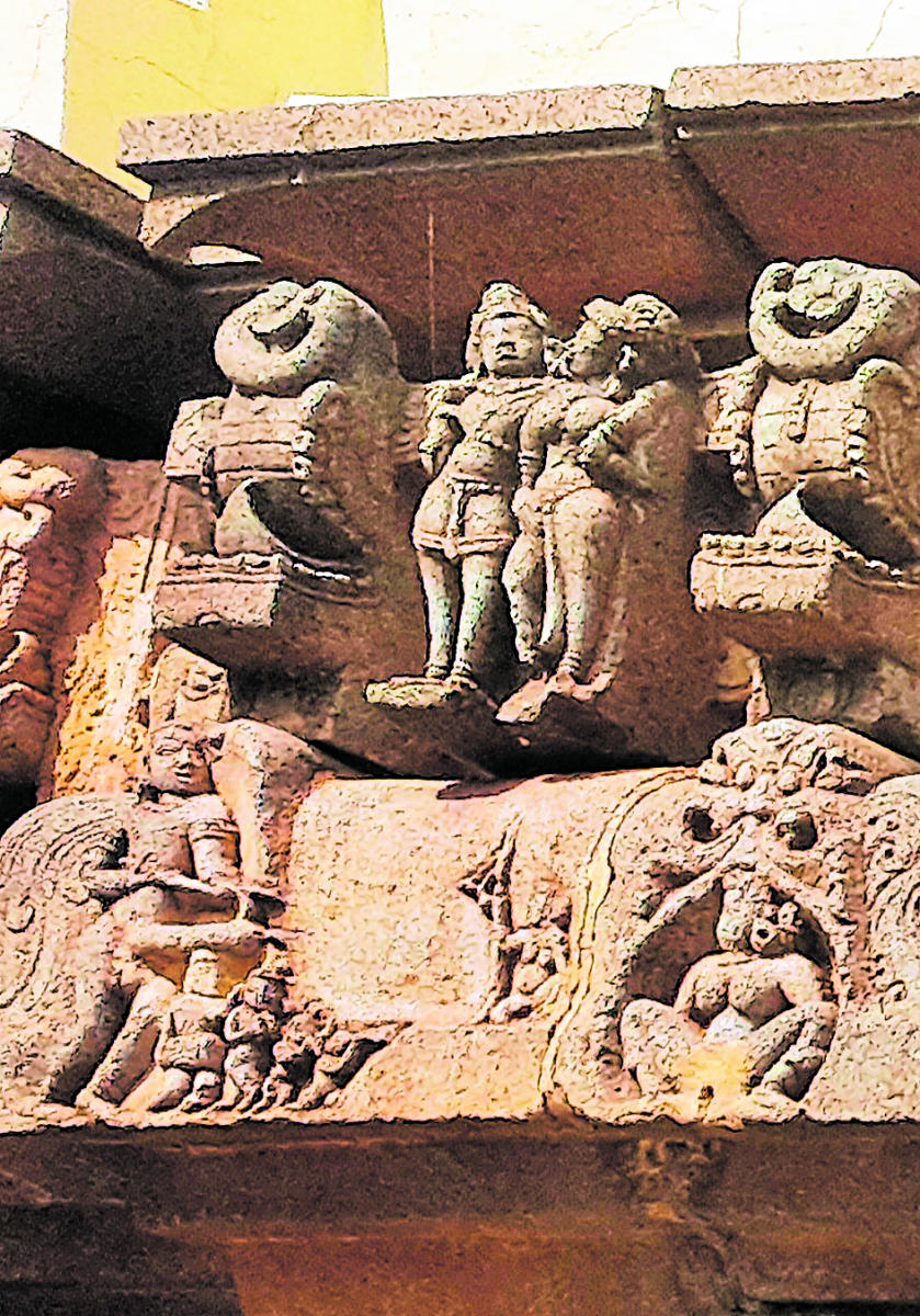 –ದೇವಾಲಯದ ಹೊರಾಂಗಣದಲ್ಲಿ ಮಿಥುನ ಶಿಲ್ಪಗಳು