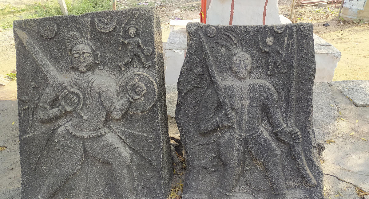 ಮಾನ್ವಿ ಪಟ್ಟಣದ ಕೋನಾಪುರಪೇಟೆಯ ಅಗಸಿ ಹತ್ತಿರ ಇರುವ ವೀರಗಲ್ಲುಗಳು