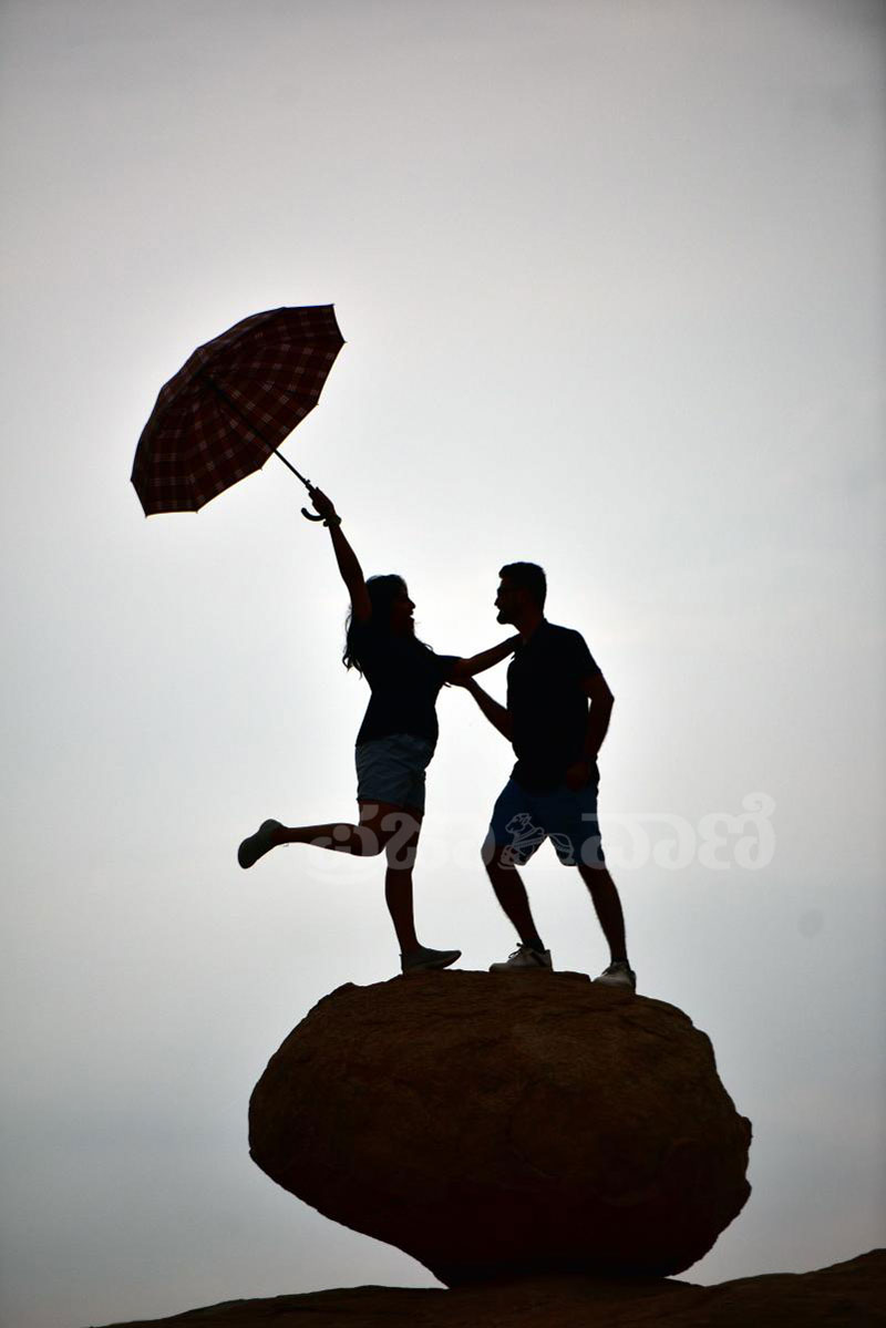 ಹಂಪಿಯಲ್ಲಿ ಬಂಡೆಗಲ್ಲಿನ ಮೇಲೆ ನಿಂತು ಜೋಡಿ ಛಾಯಾಚಿತ್ರ ತೆಗೆಸಿಕೊಂಡದ್ದು –ಚಿತ್ರ: ರಾಚಯ್ಯ ಎಸ್‌. ಸ್ಥಾವರಿಮಠ