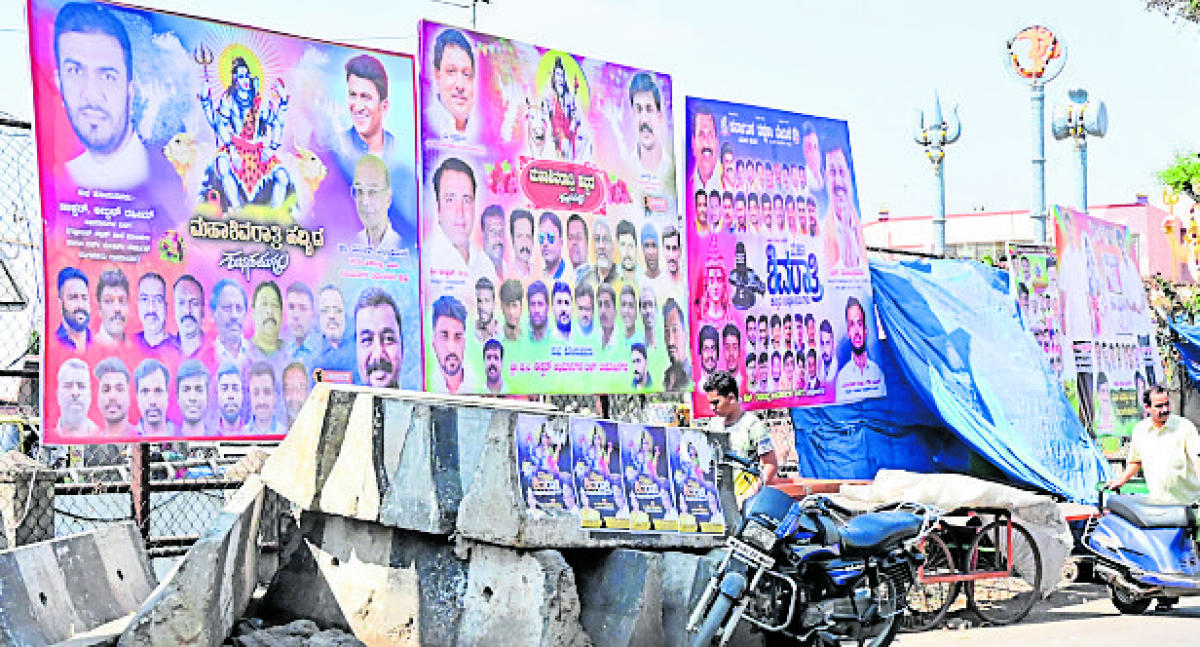 ಬಾಪೂಜಿ ನಗರದಲ್ಲಿ ಅಳವಡಿಸಿರುವ ಫ್ಲೆಕ್ಸ್‌ಗಳು