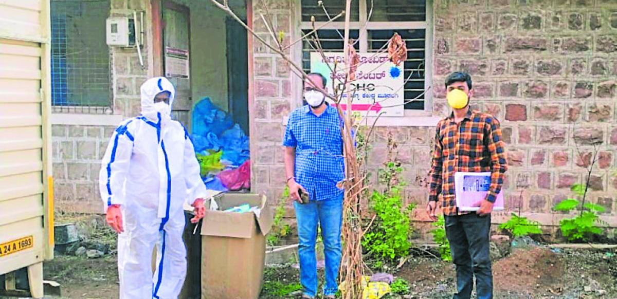 ಮೂಡಲಗಿಯ ಸಮುದಾಯ ಆರೋಗ್ಯ ಕೇಂದ್ರದ ಕೋವಿಡ್‌ ಕೇಂದ್ರದ ತ್ಯಾಜ್ಯವನ್ನು ವಾಹನದಲ್ಲಿ ವಿಲೇವಾರಿ ಮಾಡುವ ದೃಶ್ಯ
