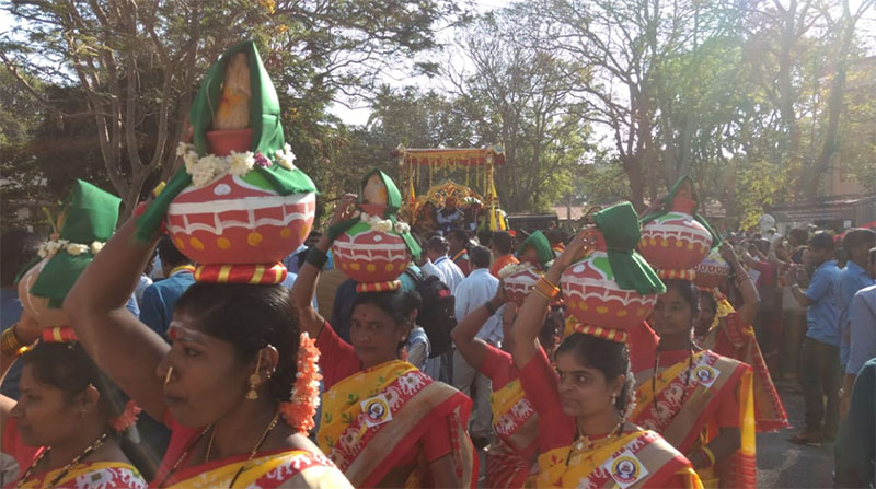 ಪೂರ್ಣಕುಂಭ ಹೊತ್ತ ಮಹಿಳೆಯರು ಮೆರವಣಿಗೆಯಲ್ಲಿ ಸಾಗುತ್ತಿರುವುದು