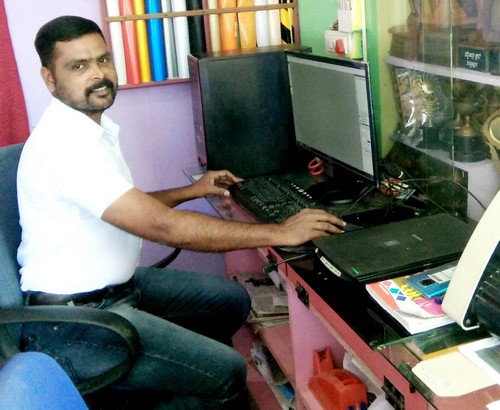 ಸಿದ್ದಾಪುರದ ಪಾಂಡುರಂಗ ಎಂ. ಸ್ವಾಮಿ ಅವರು ತಮ್ಮ ‘ಪಾಂಡು ಆರ್ಟ್ಸ್’ ಮಳಿಗೆಯಲ್ಲಿ ಕಾರ್ಯ ನಿರ್ವಹಿಸುತ್ತಿರುವುದು