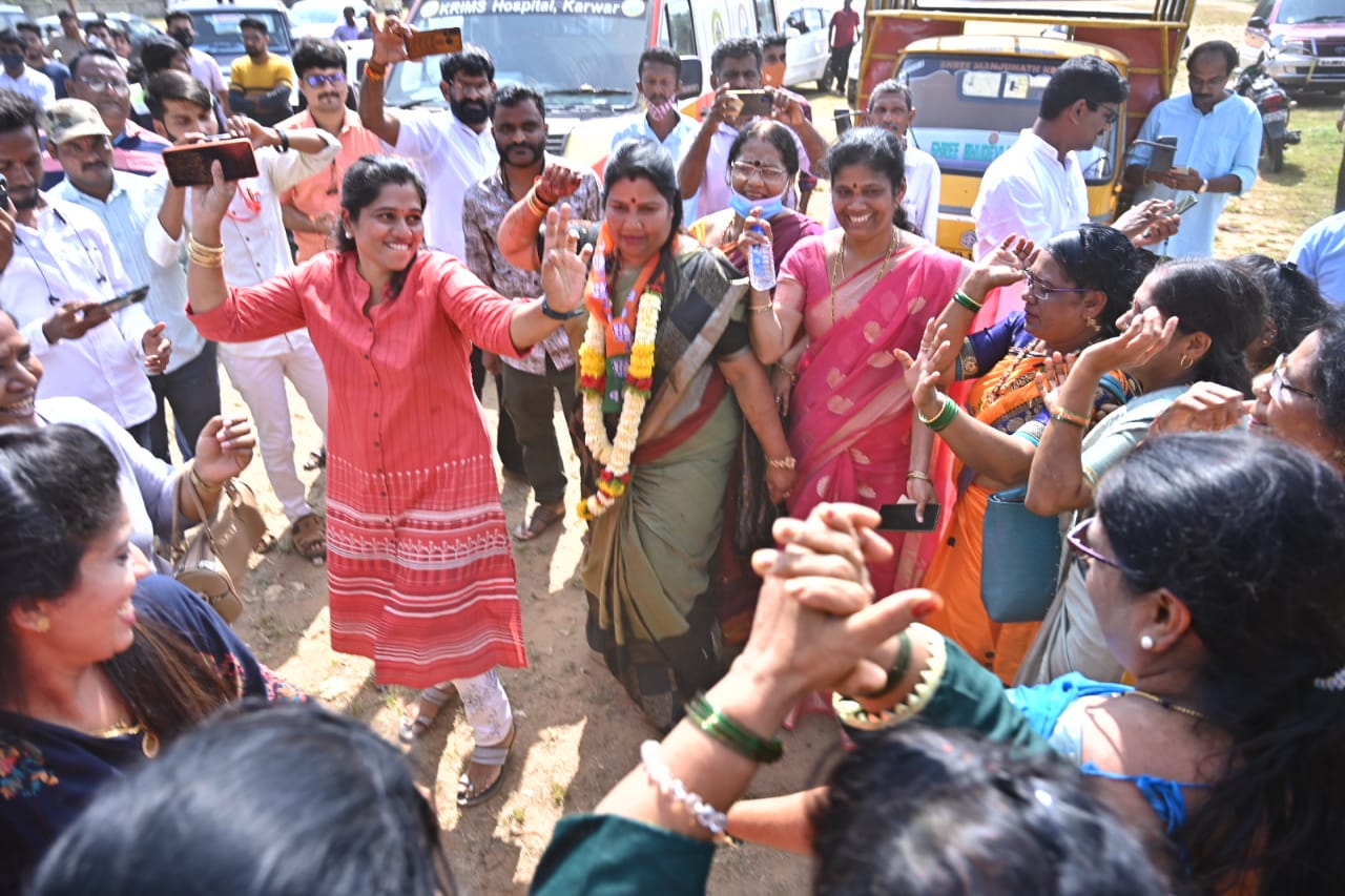 ಶಾಸಕಿ ರೂಪಾಲಿ ನಾಯ್ಕ ನೇತೃತ್ವದಲ್ಲಿ ಬಿಜೆಪಿ ಕಾರ್ಯಕರ್ತರು ಸಂಭ್ರಮಿಸುತ್ತಿರುವುದು