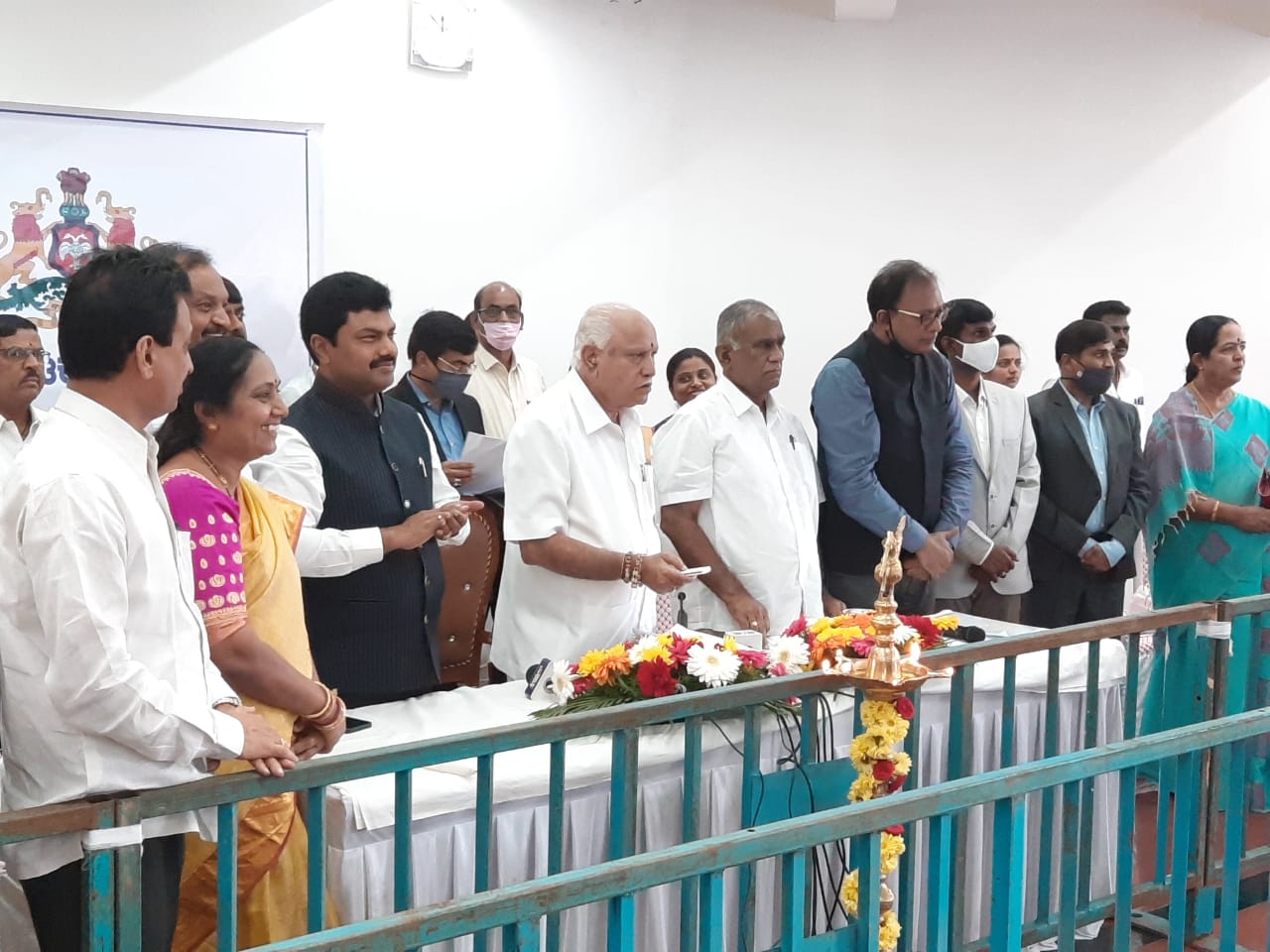 ವಿಜಯಪುರ ವಿಮಾನ ನಿಲ್ದಾಣ ಕಾಮಗಾರಿಯನ್ನು ಅನ್ಲೈನ್‌ ಮೂಲಕ ಶಿವಮೊಗ್ಗ ಪ್ರವಾಸಿ ಮಂದಿರದ ಅವರಣದಲ್ಲಿ‌‌ ಮುಖ್ಯ ಮಂತ್ರಿ ಬಿ.ಎಸ್. ಯಡಿಯೂರಪ್ಪ ಉದ್ಘಾಟಿಸಿದರು, ಸಂಸದ ಬಿ.ವೈ. ರಾಘವೇಂದ್ರ ಸೇರಿದಂತೆ ಮತ್ತಿತರರು ಉಪಸ್ಥಿತರಿದ್ದರು