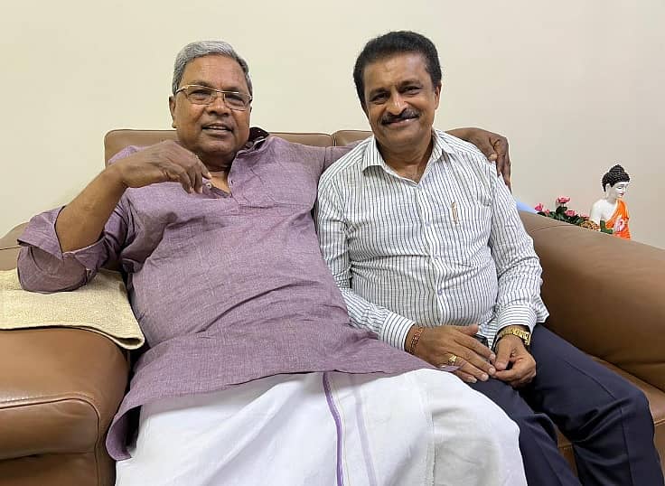 ಸಿದ್ದರಾಮಯ್ಯ ಮತ್ತು ವೆಂಕಟೇಶ ಹೆಗಡೆ ಹೊಸಬಾಳೆ