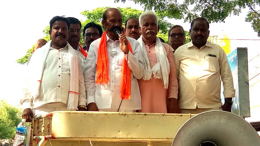 ಮೊಳಕಾಲ್ಮುರು ಕಸಬಾ ಹೋಬಳಿ ಗ್ರಾಮಗಳಲ್ಲಿ ಶನಿವಾರ ಬಿಜೆಪಿ ಅಭ್ಯರ್ಥಿ ಎಸ್. ತಿಪ್ಪೇಸ್ವಾಮಿ ಪ್ರಚಾರ ಸಭೆ ನಡೆಸಿದರು.