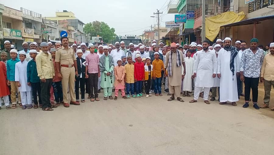 ಚೇಳೂರಿನಲ್ಲಿ ಮುಸ್ಲಿಮರು ಈದ್ಗಾ ಮೈದಾನಕ್ಕೆ ಮೆರವಣಿಗೆ ಮೂಲಕ ತೆರಳಿ ಪ್ರಾರ್ಥನೆ ಸಲ್ಲಿಸಿದರು