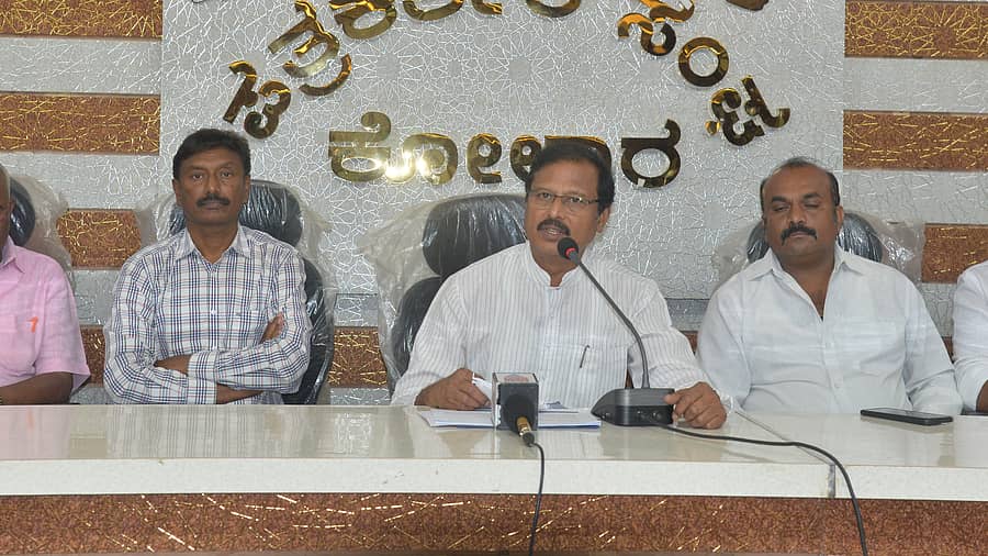 ಕೋಲಾರದ ಪತ್ರಕರ್ತರ ಭವನದಲ್ಲಿ ಸೋಮವಾರ ಪತ್ರಿಕಾಗೋಷ್ಠಿಯಲ್ಲಿ ವಿಧಾನ ಪರಿಷತ್ ಮಾಜಿ ಸಭಾಪತಿ ವಿ.ಆರ್.ಸುದರ್ಶನ್ ಮಾತನಾಡಿದರು