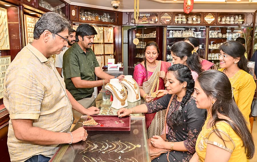 ಅಕ್ಷಯ ತೃತೀಯ ದಿನವಾದ ಭಾನುವಾರ ಮೈಸೂರಿನ ಚಿನ್ನಾಭರಣ ಮಳಿಗೆಯೊಂದರಲ್ಲಿ ಚಿನ್ನ ಖರೀದಿಯಲ್ಲಿ ತೊಡಗಿದ್ದ ಮಹಿಳೆಯರು- ಪ್ರಜಾವಾಣಿ ಚಿತ್ರ