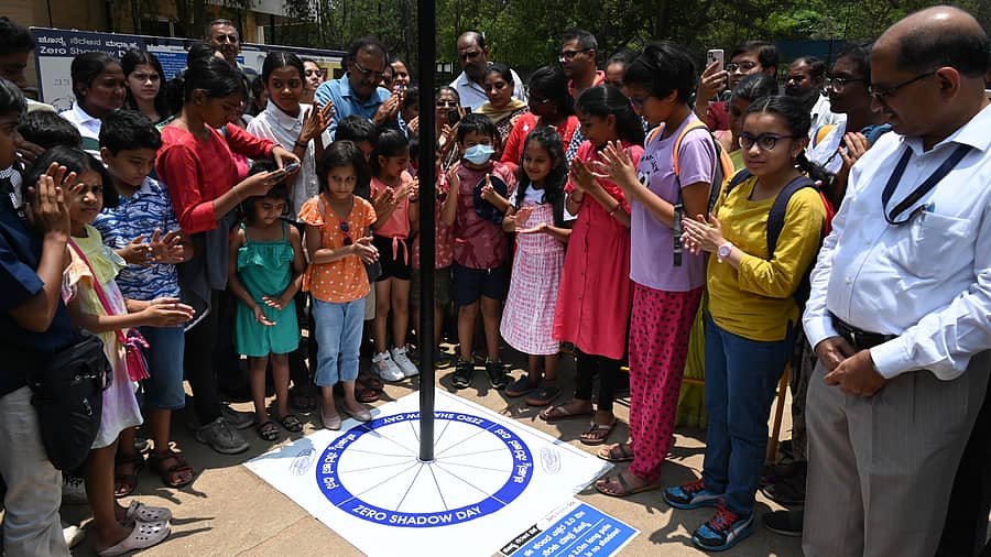 ನಗರದ ಜವಾಹರ್‌ಲಾಲ್ ನೆಹರು ತಾರಾಲಯದಲ್ಲಿ ಮಂಗಳವಾರ ಸೇರಿದ್ದ ಮಕ್ಕಳು ‘ಶೂನ್ಯ ನೆರಳು’ ಕೌತುಕವನ್ನು ವೀಕ್ಷಿಸಿದರು – ಪ್ರಜಾವಾಣಿ ಚಿತ್ರ