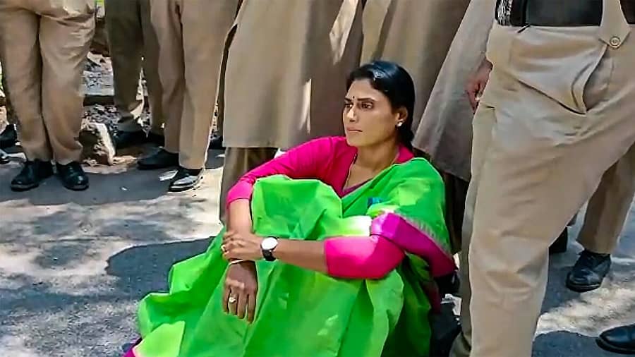 ಅನುಮತಿ ಪಡೆಯದೇ ಪ್ರತಿಭಟನೆಯೊಂದಕ್ಕೆ ತೆರಳುತ್ತಿದ್ದ ವೈ.ಎಸ್. ಶರ್ಮಿಳಾ ಅವರನ್ನು ಪೊಲೀಸರು ಸೋಮವಾರ ತಡೆದರು. ಪೊಲೀಸರ ನಡೆ ಖಂಡಿಸಿ ಶರ್ಮಿಳಾ ಪ್ರತಿಭಟನೆ ಕುಳಿತರು.