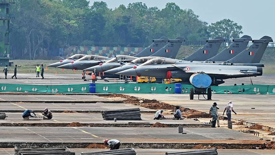 ಪಶ್ಚಿಮ ಬಂಗಾಳದ ಮೇದಿನಿಪುರ ಜಿಲ್ಲೆಯ ಕಲಾಯಿಕುಂಡ ವಾಯು ನೆಲೆಯಲ್ಲಿ ಸೋಮವಾರ ಸಮಾಪನವಾದ ಭಾರತೀಯ ವಾಯುಪಡೆ ಮತ್ತು ಅಮೆರಿಕ ಮಿಲಿಟರಿ ಯುದ್ಧ ವಿಮಾನಗಳ ಜಂಟಿ ಸಮಾರಭ್ಯಾಸದಲ್ಲಿ ಪಾಲ್ಗೊಂಡಿದ್ದ ರಾಫೆಲ್ ಯುದ್ಧ ವಿಮಾನಗಳು –ಎಎಫ್ಪಿ ಚಿತ್ರ
