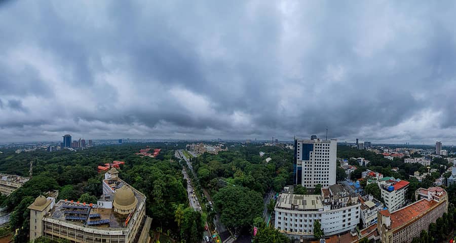 ಕರಾವಳಿಯಲ್ಲಿ ಮುಂಗಾರು ಆರ್ಭಟಿಸುತ್ತಿದ್ದರೆ ಬೆಂಗಳೂರಿನಲ್ಲಿ ಮೋಡ ಕವಿದ ವಾತಾವರಣದ ನಡುವೆ ದಿನವಿಡಿ ತುಂತುರು ಮಳೆಯ ಸಿಂಚನವಾಯಿತು. ಮೋಡದ ಹೊದಿಕೆಯ ನಡುವೆ ವಿಧಾನಸೌಧ, ಹೈಕೋರ್ಟ್ ಒಳಗೊಂಡ ಬೆಂಗಳೂರು ಗುರುವಾರ ಕಂಡಿದ್ದು ಹೀಗೆ