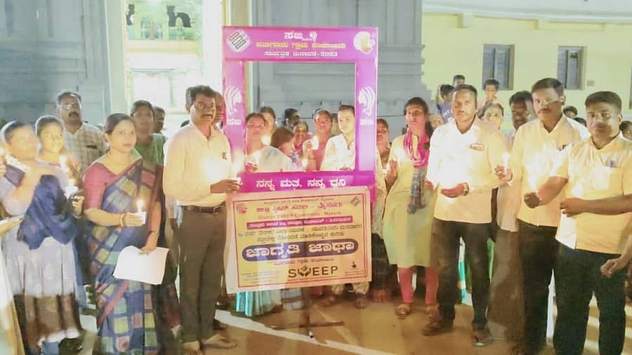 ತಿ.ನರಸೀಪುರ ತಾಲ್ಲೂಕಿನ ಮೂಗೂರು ಗ್ರಾಮದಲ್ಲಿ ಸ್ವೀಪ್ ವತಿಯಿಂದ ಮತದಾನದ ಜಾಗೃತಿ ಮೂಡಿಸಲಾಯಿತು
