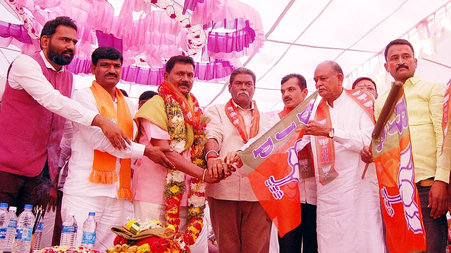 ಮರಿಯಮ್ಮನಹಳ್ಳಿಯಲ್ಲಿ ಭಾನುವಾರ ಹಗರಿಬೊಮ್ಮನಹಳ್ಳಿ ವಿಧಾನಸಭಾ ಕ್ಷೇತ್ರದ ಜೆಡಿಎಸ್ ಪಕ್ಷದ ಟಿಕೆಟ್ ವಂಚಿತ ಎಲ್.ಪರಮೇಶ್ವರಪ್ಪ ಅವರು ಸಚಿವ ಆನಂದ್ಸಿಂಗ್ ಹಾಗೂ ಇತರೆ ಮುಖಂಡರ ಸಮ್ಮುಖದಲ್ಲಿ ಬಿಜೆಪಿ ಪಕ್ಷ ಸೇರಿದರು.