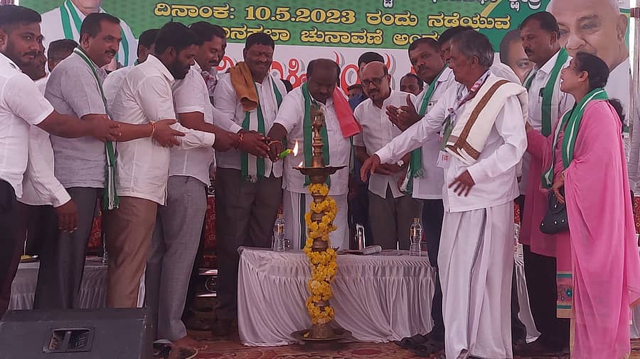 ಪಿರಿಯಾಪಟ್ಟಣದಲ್ಲಿ ಶನಿವಾರ ಜೆಡಿಎಸ್ ಅಭ್ಯರ್ಥಿ ಕೆ ಮಹದೇವ್ ಪರ ನಡೆದ ಜೆಡಿಎಸ್ ಕಾರ್ಯಕರ್ತರ ಸಭೆಯನ್ನು ಜೆಡಿಎಸ್ ರಾಜ್ಯಾಧ್ಯಕ್ಷ ಎಚ್. ಡಿ. ಕುಮಾರಸ್ವಾಮಿ ಉದ್ಘಾಟಿಸಿದರು ಕೆ ಮಹದೇವ್, ಪಿ. ಎಂ. ಪ್ರಸನ್ನ, ನರಸಿಂಹಸ್ವಾಮಿ ಇದ್ದರು