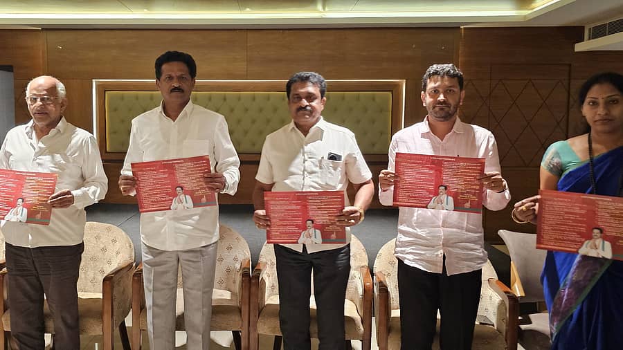 ಶಿರಸಿ ಕ್ಷೇತ್ರದ ಕಾಂಗ್ರೆಸ್ ಅಭ್ಯರ್ಥಿ ಭೀಮಣ್ಣ ನಾಯ್ಕ ಪ್ರಣಾಳಿಕೆಯನ್ನು ಬಿಡುಗಡೆ ಮಾಡಿದರು. ವೆಂಕಟೇಶ ಹೆಗಡೆ, ದೀಪಕ ದೊಡ್ಡೂರು, ಜ್ಯೋತಿ ಗೌಡ, ಎಸ್.ಕೆ.ಭಾಗವತ ಇದ್ದಾರೆ