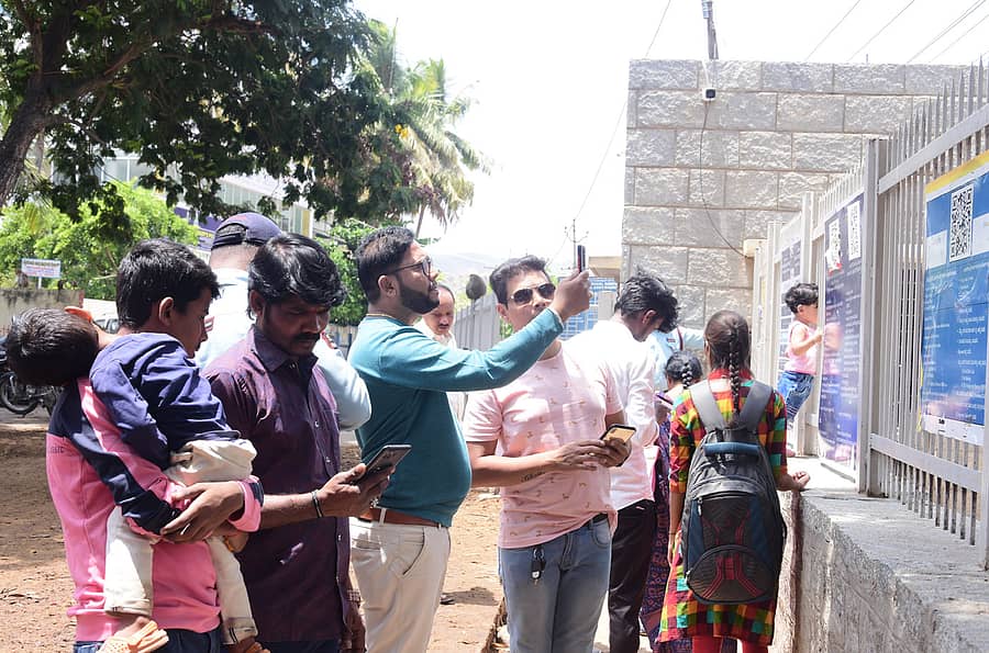 ಚಿತ್ರದುರ್ಗದ ಕೋಟೆ ಮುಂಭಾಗದಲ್ಲಿ ಕೋಡ್ ಸ್ಕ್ಯಾನ್ ಮಾಡುತ್ತಿರುವ ಪ್ರವಾಸಿಗರು.