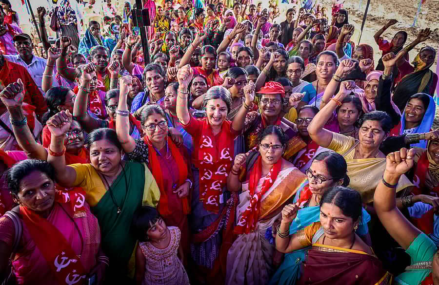 ಕಲಬುರಗಿ ಗ್ರಾಮೀಣ ಕ್ಷೇತ್ರದ ಸಿಪಿಎಂ ಅಭ್ಯರ್ಥಿ ಪಾಂಡುರಂಗ ಮಾವಿನಕರ ಪರ ಆಳಂದ ತಾಲ್ಲೂಕಿನ ನರೋಣಾ ಗ್ರಾಮದಲ್ಲಿ ಪ್ರಚಾರಕ್ಕೆ ಬಂದಿದ್ದ ಸಿಪಿಎಂ ಪಾಲಿಟ್ ಬ್ಯುರೊ ಸದಸ್ಯೆ ಬೃಂದಾ ಕಾರಟ್ ಪಕ್ಷದ ಕಾರ್ಯಕರ್ತೆಯರೊಂದಿಗೆ ಘೋಷಣೆ ಕೂಗಿದರು
–ಪ್ರಜಾವಾಣಿ ಚಿತ್ರ: ತಾಜುದ್ದೀನ್ ಆಜಾದ್