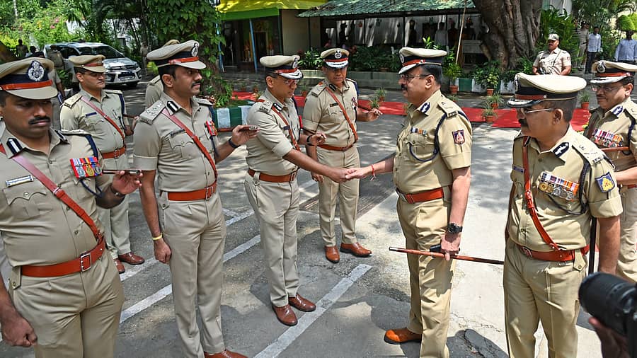 ನಗರ ಪೊಲೀಸ್ ಕಮಿಷನರ್ ಕಚೇರಿಗೆ ಗುರುವಾರ ಭೇಟಿ ನೀಡಿದ ಡಿಜಿ–ಐಜಿಪಿ ಅಲೋಕ್ ಮೋಹನ್ ಅವರು ಅಧಿಕಾರಿಗಳಿಗೆ ಹಸ್ತಲಾಘವ ನೀಡಿ ಕುಶಲೋಪರಿ ವಿಚಾರಿಸಿದರು – ಪ್ರಜಾವಾಣಿ ಚಿತ್ರ