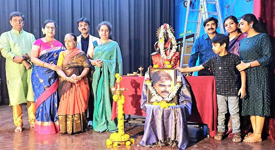 ಚನ್ನಪಟ್ಟಣದ ಶತಮಾನೋತ್ಸವ ಭವನದಲ್ಲಿ ನಡೆದ ಸುವರ್ಣ ಮಹೋತ್ಸವದ ಸಂಗೀತ ಸಂಭ್ರಮ ಕಾರ್ಯಕ್ರಮದಲ್ಲಿ ಪುಟ್ಟಣ್ಣ ಕಣಗಾಲ್ ಪತ್ನಿ ನಾಗಲಕ್ಷ್ಮಿ ಕಣಗಾಲ್, ಪುತ್ರಿ ತ್ರಿವೇಣಿ ಕಣಗಾಲ್, ಕಾರ್ಯಕ್ರಮದ ರೂವಾರಿ ಗೋಪಾಲಕೃಷ್ಣ, ಇತರರು ಭಾಗವಹಿಸಿದ್ದರು