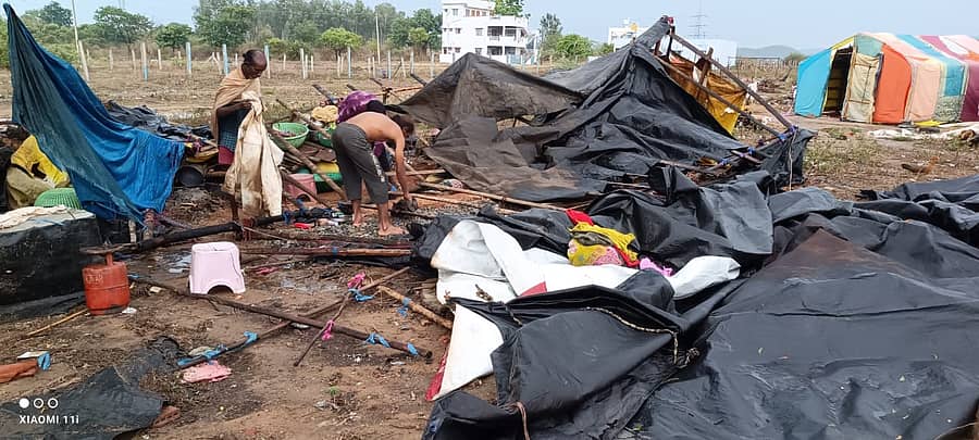 ಶಿವಮೊಗ್ಗದ ಸಾಗರ ರಸ್ತೆ, ಶ್ರೀರಾಂಪುರದ ಬಳಿ ಇರುವ ಹಕ್ಕಿಪಿಕ್ಕಿ ಕ್ಯಾಂಪ್ನಲ್ಲಿನ 20ಕ್ಕೂ ಹೆಚ್ಚು ಟೆಂಟ್ಗಳು ಮಂಗಳವಾರ ಸುರಿದ ಮಳೆಗೆ ಹಾನಿ ಆಗಿವೆ.