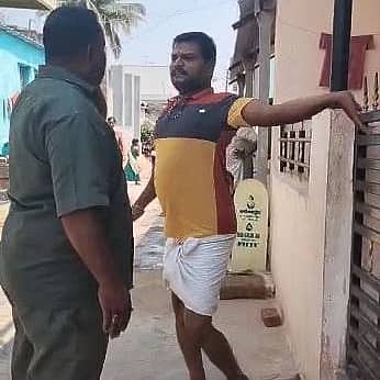 ಕೂಕನಪಳ್ಳಿ ಗ್ರಾಮದ ಚಂದ್ರಶೇಖರ ಈರಯ್ಯ ಹಿರೇಮಠ ಅವರು ಲೈನ್‌ಮನ್ ಮಂಜುನಾಥ ಅವರ ಮೇಲೆ ಹಲ್ಲೆ ಮಾಡಿರುವ ಸಂದರ್ಭ