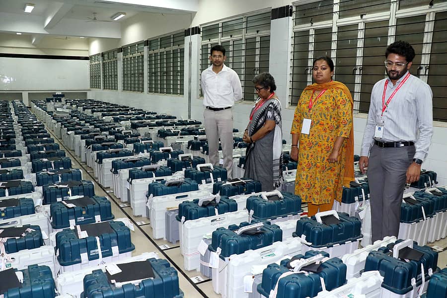 ಹಾಸನದ ಸರ್ಕಾರಿ ಎಂಜಿನಿಯರಿಂಗ್ ಕಾಲೇಜಿನ ಸ್ಟ್ರಾಂಗ್ ರೂಂನಲ್ಲಿ ಇರಿಸಿದ್ದ ಮತಯಂತ್ರಗಳನ್ನು ಎಣಿಕೆಗೆ ತೆಗೆದುಕೊಂಡು ಹೋಗಲಾಯಿತು.