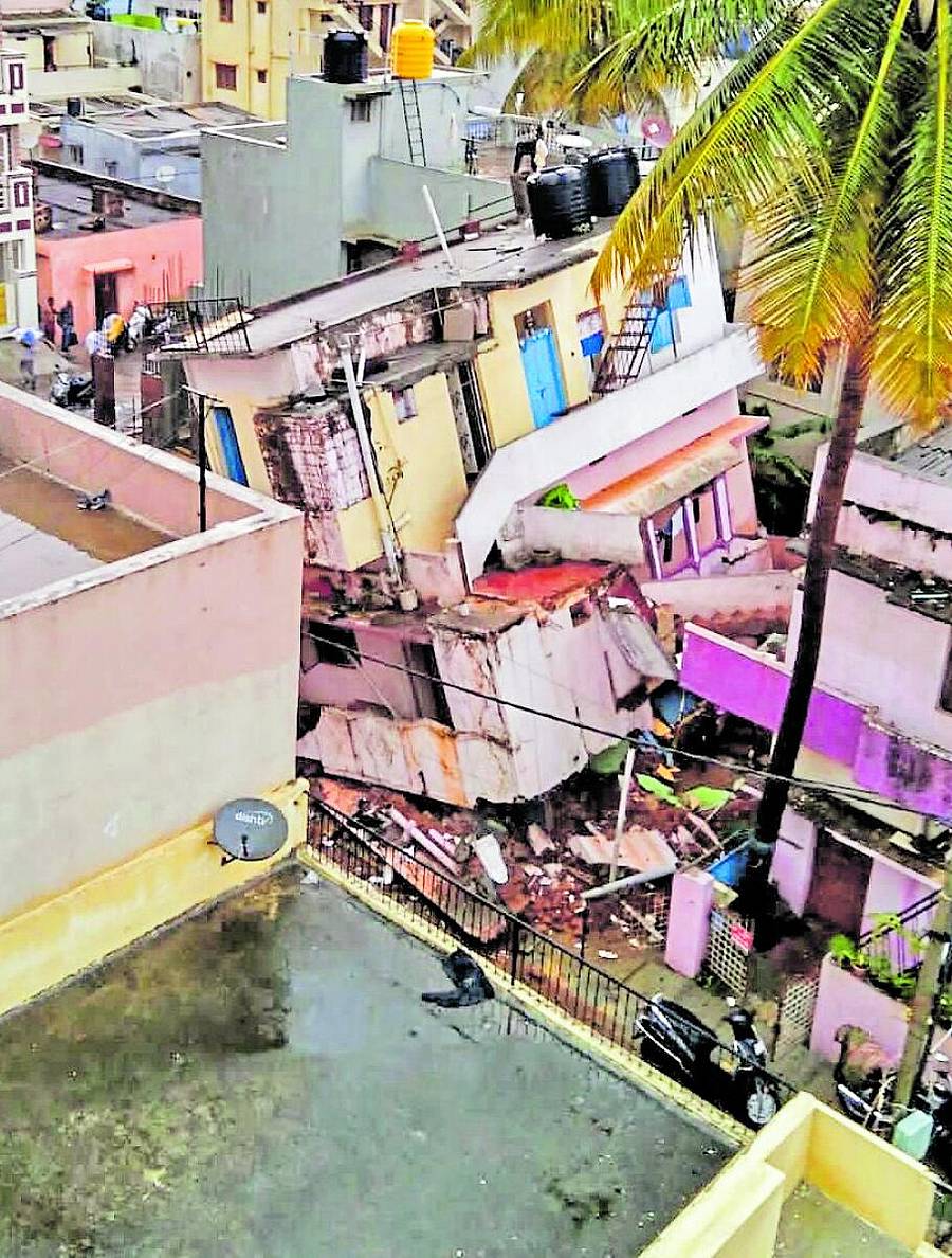 ಸಿಡಿಲು ಬಡಿದು ಹಸು, ಕುರಿ, ಎತ್ತು ಸಾವು l ಧರೆಗುರುಳಿದ ಮರಗಳು-- l ಮನೆಗಳಿಗೆ ನುಗ್ಗಿದ ನೀರು