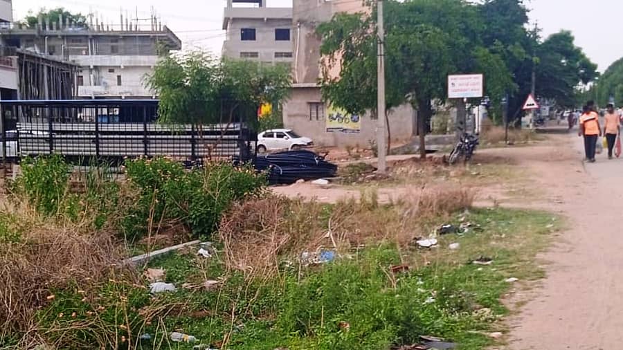 ಕುಷ್ಟಗಿ ಕೊಪ್ಪಳ ರಸ್ತೆಯಲ್ಲಿರುವ ಪುರಸಭೆ ಉದ್ಯಾನ ಜಾಗ ಅತಿಕ್ರಮಣಗೊಂಡಿರುವುದು