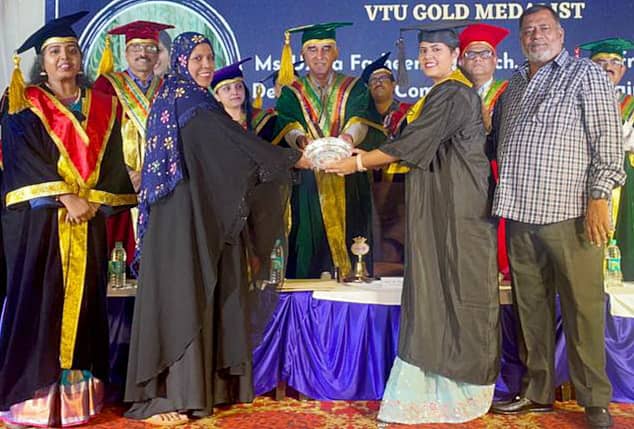 ಹೆಬ್ಬಾಳದ ಏಟ್ರಿಯಾ ತಾಂತ್ರಿಕ ಮಹಾವಿದ್ಯಾಲಯದಲ್ಲಿ ಆಯೋಜಿಸಿದ್ದ 19ನೇ ಘಟಿಕೋತ್ಸವ ಸಮಾರಂಭದಲ್ಲಿ ವಿಟಿಯು ಮಟ್ಟದಲ್ಲಿ 6ನೇ ರ್ಯಾಂಕ್ ಗಳಿಸಿದ ವಿದ್ಯಾರ್ಥಿನಿ ಉಜ್ಮಾ ಫಹ್ರೀನ್ ಅವರಿಗೆ ಚಿನ್ನದಪದಕ ವಿತರಿಸಲಾಯಿತು. 