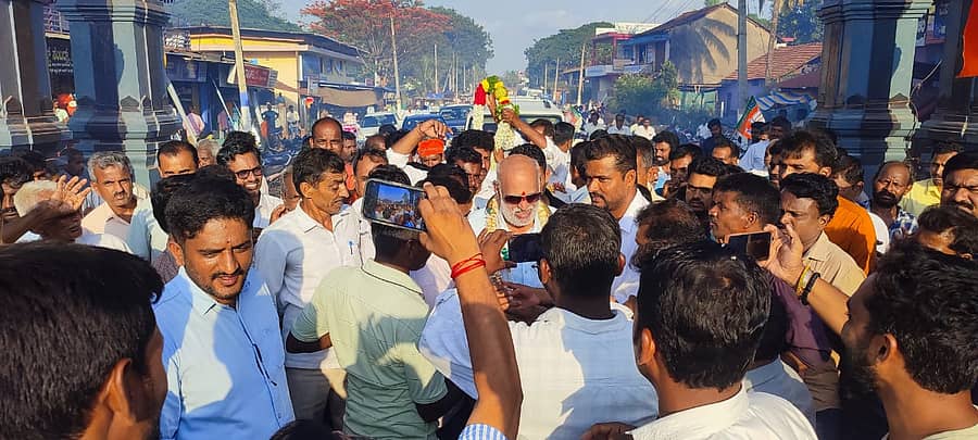 ಯಲ್ಲಾಪುರ ಮುಂಡಗೋಡ ವಿಧಾನಸಭಾ ಕ್ಷೇತ್ರದಿಂದ ನಾಲ್ಕನೇ ಬಾರಿ ಆಯ್ಕೆಯಾಗಿ ಬನವಾಸಿಗೆ ಆಗಮಿಸಿದ ಶಾಸಕ ಶಿವರಾಮ ಹೆಬ್ಬಾರ್ ಅವರನ್ನು ಕಾರ್ಯಕರ್ತರು ಕದಂಬ ವೃತ್ತದಲ್ಲಿ ಅದ್ದೂರಿಯಾಗಿ ಸ್ವಾಗತಿಸಿದರು