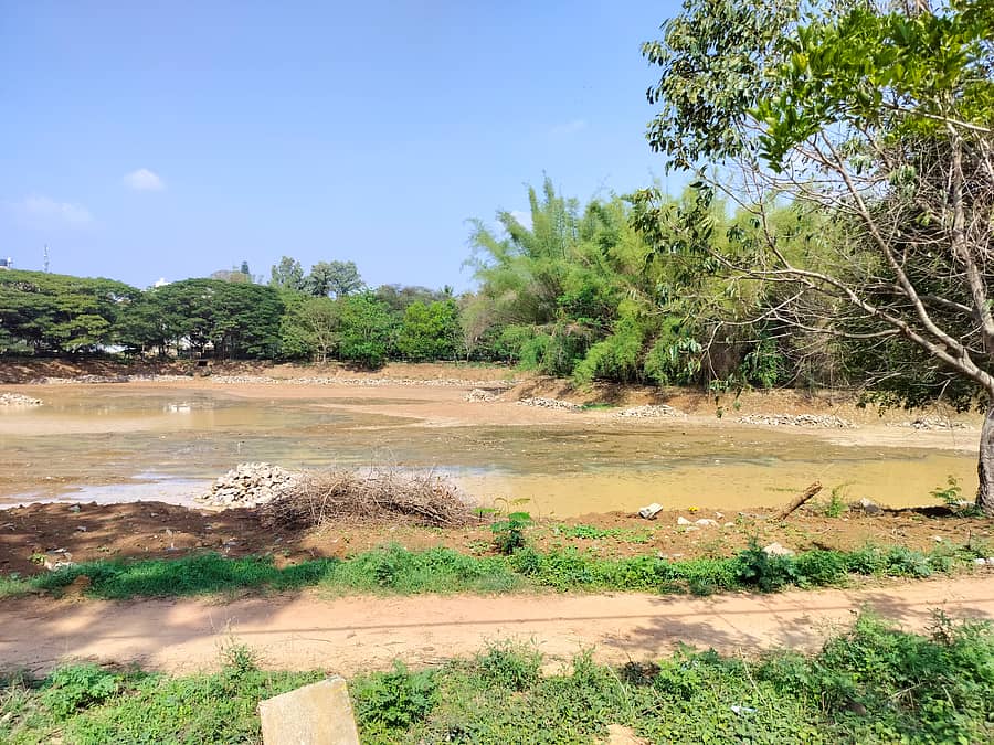 ರಾಜರಾಜೇಶ್ವರಿನಗರದಲ್ಲಿ ಮೂರನೇ ಬಾರಿಗೆ ಅಭಿವೃದ್ಧಿಯಾಗುತ್ತಿರುವ ಹಲಗೇವಡೇರಹಳ್ಳಿ ಕೆರೆ ಅಂಗಳದಲ್ಲಿ ಕಲ್ಲು, ಮಣ್ಣಿನ ಕಾಮಗಾರಿ