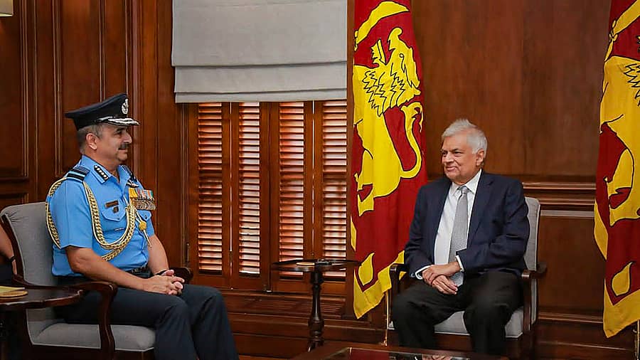 ಕೊಲಂಬೊದಲ್ಲಿ ಬುಧವಾರ ಭಾರತೀಯ ವಾಯುಪಡೆ ಮುಖ್ಯಸ್ಥ ಏರ್ಚೀಫ್ ಮಾರ್ಷಲ್ ವಿ.ಆರ್. ಚೌಧರಿ ಅವರು, ಶ್ರೀಲಂಕಾದ ಅಧ್ಯಕ್ಷ ರಾನಿಲ್ ವಿಕ್ರಮಸಿಂಘೆ ಅವರನ್ನು ಭೇಟಿ ಮಾಡಿ ಚರ್ಚಿಸಿದರು –ಪಿಟಿಐ ಚಿತ್ರ