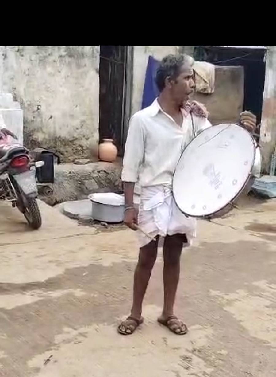 ಹೊನ್ನಾಳಿ ತಾಲ್ಲೂಕಿನ ಚಿಕ್ಕಗೋಣಿಗೆರೆ ನಾಗಣ್ಣ ಎಂಬುವವರು ಕಾಂಗ್ರೆಸ್ ಪಕ್ಷದ ಡಿ.ಜಿ. ಶಾಂತನಗೌಡ ಅವರು ಗೆಲ್ಲುತ್ತಾರೆ ಎಂದು ಎರಡು ಎಕರೆ ಜಮೀನು ಬೆಟ್ ಕಟ್ಟುವುದಾಗಿ ಗ್ರಾಮದ ಬೀದಿಗಳಲ್ಲಿ ಡಂಗುರ ಸಾರಿದರು.