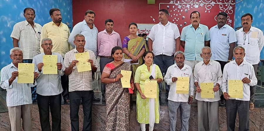 ಕೆ.ಆರ್.ಪೇಟೆಯಲ್ಲಿ ನಡೆದ ಕಾರ್ಯಕ್ರಮದಲ್ಲಿ ಪುರಸಭಾ ಅಧ್ಯಕ್ಷೆ ಮಹಾದೇವಿ ನಂಜುಂಡ ಅವರು ಹೇಮಾವತಿ ಬಡಾವಣೆಯ ನಿವಾಸಿಗಳಿಗೆ ಇ-ಸ್ವತ್ತು ದಾಖಲೆಗಳನ್ನು ಹಸ್ತಾಂತರಿಸಿದರು