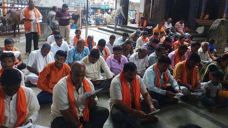 ಹನುಮಾನ್ ಚಾಲೀಸಾ ಪಠಣ ಮಾಡುತ್ತಿರುವ ಸಂಘ ಪರಿವಾರದ ಕಾರ್ಯಕರ್ತರು