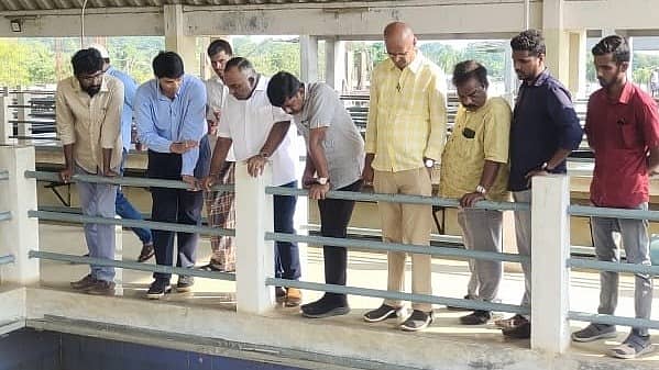 ಹುಲ್ಲಹಳ್ಳಿ ರಸ್ತೆಯಲ್ಲಿರುವ ಬಿದರಗೂಡಿನಲ್ಲಿ ಕಪಿಲಾ ನದಿಯಿಂದ ನೀರೆತ್ತುವ ಘಟಕಕ್ಕೆ ಶಾಸಕ ಟಿ.ಎಸ್.ಶ್ರೀವತ್ಸ ಅಧಿಕಾರಿಗಳೊಂದಿಗೆ ಸೋಮವಾರ ಭೇಟಿ ನೀಡಿ ಪರಿಶೀಲಿಸಿದರು