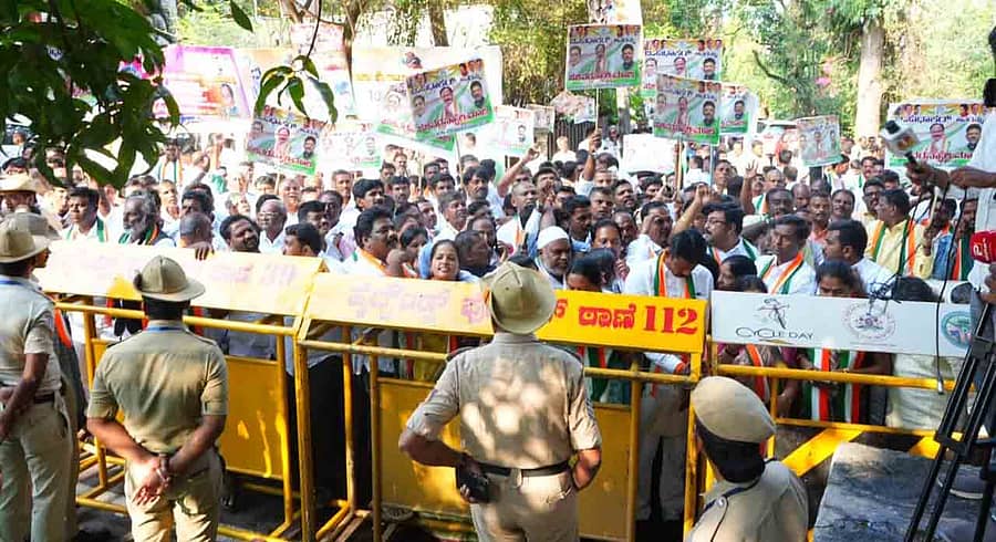 ಹಿರಿಯೂರು ತಾಲ್ಲೂಕಿನ ಕಾಂಗ್ರೆಸ್ ಮುಖಂಡರು, ಕಾರ್ಯಕರ್ತರು ಬುಧವಾರ ಶಾಸಕ ಡಿ. ಸುಧಾಕರ್ ಅವರಿಗೆ ಸಚಿವ ಸ್ಥಾನ ನೀಡುವಂತೆ ಬೆಂಗಳೂರಿನಲ್ಲಿ ಮುಖ್ಯಮಂತ್ರಿ ಸಿದ್ದರಾಮಯ್ಯ ಅವರ ಮನೆ ಎದುರು ಹಕ್ಕೊತ್ತಾಯ ಮಂಡಿಸಿದರು.