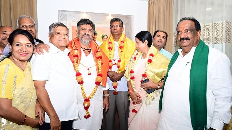 ಹುಬ್ಬಳ್ಳಿಯ ಮಧುರಾ ಎಸ್ಟೇಟ್ನಲ್ಲಿರುವ ಪ್ರಕಲ್ಪ ನಿವಾಸದಲ್ಲಿ ಬುಧವಾರ ಶೆಟ್ಟರ್ ಅವರನ್ನು ಡಿಕೆಶಿ ಭೇಟಿಯಾದರು