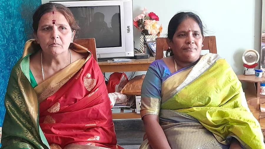 ಮಳವಳ್ಳಿ ಪಟ್ಟಣದ ಸುಲ್ತಾನ್ ರಸ್ತೆಯ ತಮ್ಮ ನಿವಾಸದಲ್ಲಿ ಪುರಸಭೆಯ ಜೆಡಿಎಸ್ ಸದಸ್ಯರಾದ ಲಕ್ಷ್ಮಮ್ಮ ಹಾಗೂ ಇಂದ್ರಮ್ಮ ಮಾತನಾಡಿದರು.