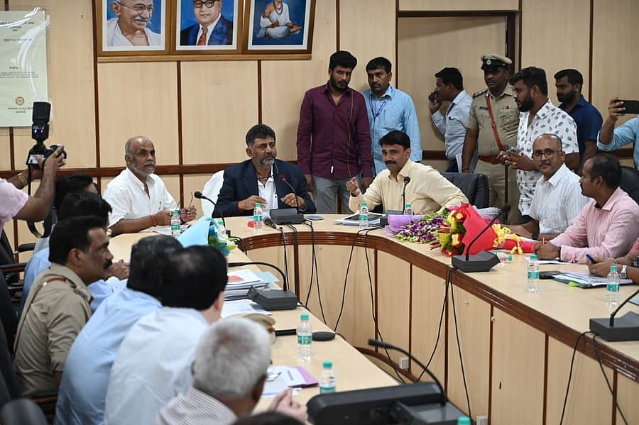 ಬೆಂಗಳೂರು ಅಭಿವೃದ್ಧಿ ಪ್ರಾಧಿಕಾರದ ಸಭೆಯಲ್ಲಿ ಉಪಮುಖ್ಯಮಂತ್ರಿ ಡಿ.ಕೆ.ಶಿವಕುಮಾರ್ ಮಾತನಾಡಿದರು. ಆಯುಕ್ತ ಕುಮಾರ್ನಾಯಕ್ ಇದ್ದರು.