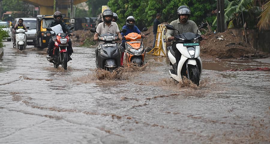 ಮಂಗಳೂರಿನಲ್ಲಿ ಮೇ 13ರಂದು  ಸುರಿದ ಮಳೆಯಿಂದಾಗಿ ಕೊಟ್ಟಾರಚೌಕಿಯಲ್ಲಿ ಮಳೆ ನೀರು ರಸ್ತೆಯಲ್ಲೇ ಹರಿಯಿತು– ಪ್ರಜಾವಾಣಿ ಚಿತ್ರ