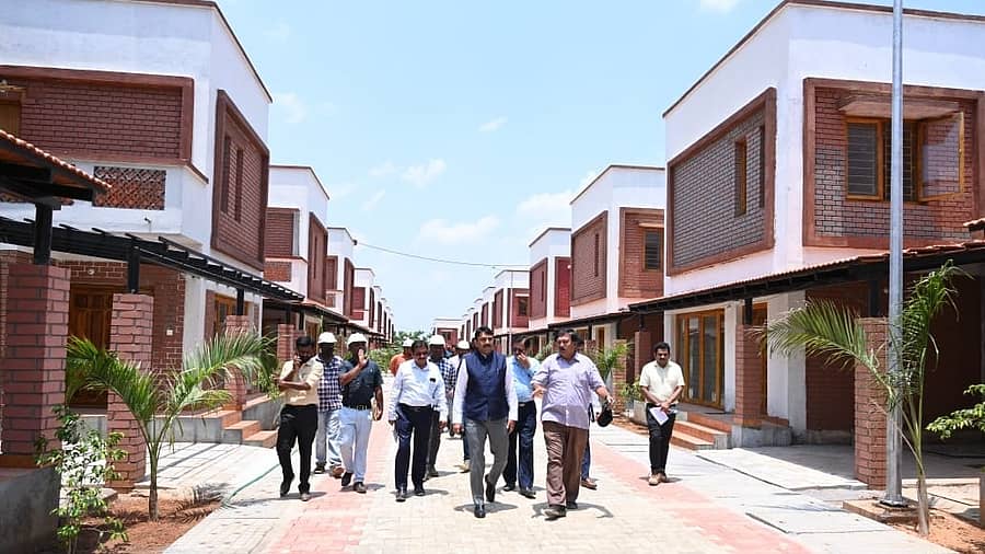 ಹುಣ್ಣಿಗೆರೆ ಬಳಿ ‘ಪುನೀತ್ ರಾಜ್ಕುಮಾರ್ ವಸತಿ ಯೋಜನೆ’ಯಡಿ ವಿಲ್ಲಾ ನಿರ್ಮಾಣ ಕಾಮಗಾರಿಯನ್ನು ಬಿಡಿಎ ಆಯುಕ್ತ ಕುಮಾರ ನಾಯಕ್ ಗುರುವಾರ ಪರಿಶೀಲಿಸಿದರು. ಎಂಜಿನಿಯರ್ ಸದಸ್ಯ ಶಾಂತರಾಜಣ್ಣ, ಕಾರ್ಯನಿರ್ವಾಹಕ ಎಂಜಿನಿಯರ್ ಪ್ರಕಾಶ್ ಇದ್ದರು