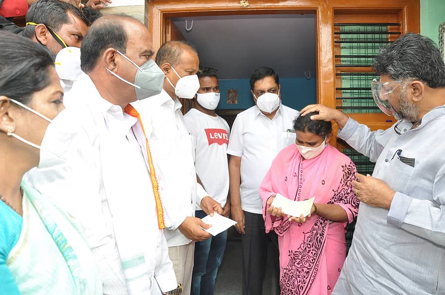 ಚಾಮರಾಜನಗರದ ಕೋವಿಡ್ ಆಸ್ಪತ್ರೆಯಲ್ಲಿ ಮೃತಪಟ್ಟ ಕೊಳ್ಳೇಗಾಲ ತಾಲ್ಲೂಕಿನ ಪಾಳ್ಯ ಗ್ರಾಮದ ಬಿಳಿಗಿರಿನಾಯಕ ಅವರ ಪತ್ನಿಗೆ ಕೆಪಿಸಿಸಿ ಅಧ್ಯಕ್ಷ ಡಿ.ಕೆ. ಶಿವಕುಮಾರ್ ಅವರು ಪರಿಹಾರದ ಚೆಕ್ ವಿತರಿಸಿ ಸಾಂತ್ವನ ಹೇಳಿದ್ದ ಸಂದರ್ಭದ ಚಿತ್ರ