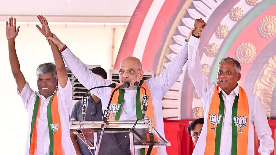 ಮೈಸೂರಿನ ವರುಣ ವಿಧಾನಸಭಾ ಕ್ಷೇತ್ರದ ಹೊಸಕೋಟೆಯಲ್ಲಿ ಮಂಗಳವಾರ ನಡೆದ ಬಿಜೆಪಿ ಸಾರ್ವಜನಿಕ ಸಭೆಯಲ್ಲಿ ಕೇಂದ್ರ ಗೃಹ ಸಚಿವ ಅಮಿತ್‌ ಶಾ ಅವರು ತಿ.ನರಸೀಪುರ ಕ್ಷೇತ್ರದ ಪಕ್ಷದ ಅಭ್ಯರ್ಥಿ ಡಾ.ರೇವಣ್ಣ ಹಾಗೂ ವರುಣ ಕ್ಷೇತ್ರದ ಅಭ್ಯರ್ಥಿ ವಿ.ಸೋಮಣ್ಣ ಅವರ ಕೈ ಮೇಲೆತ್ತಿ ಬಲ ಪ್ರದರ್ಶಿಸಿದ